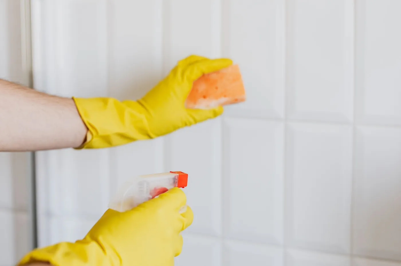 Kaklet rengörs med svamp och rengöringsspray