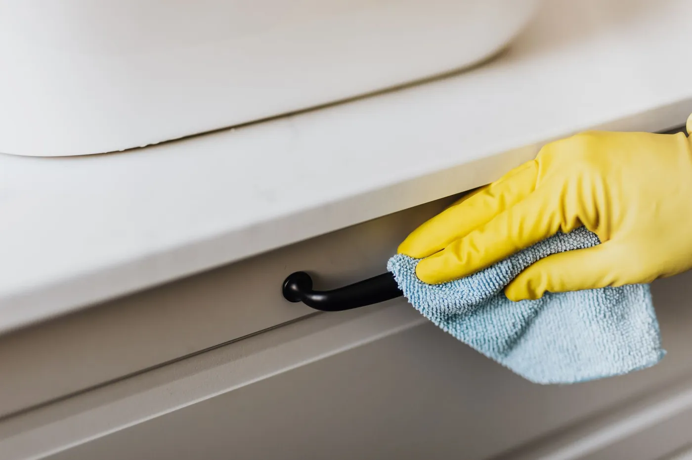 Lådfronten och handtaget torkas av med mikrofiberduk