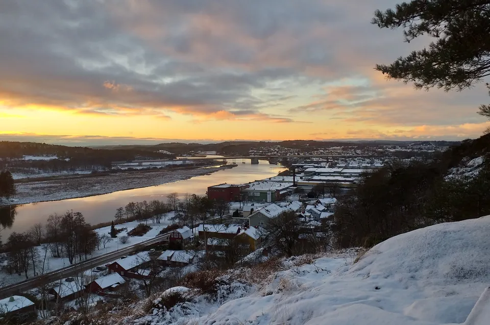 Utsikt från Fontinberget över Komarken och Nordre älv en vinterkväll