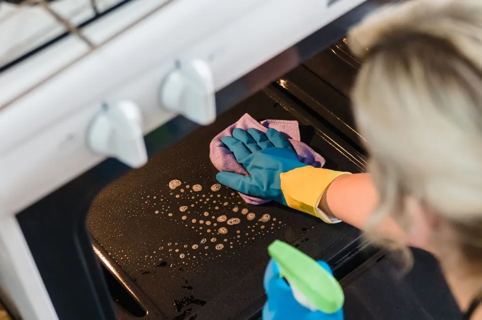 Ugnsluckans insida rengörs med spray och duk