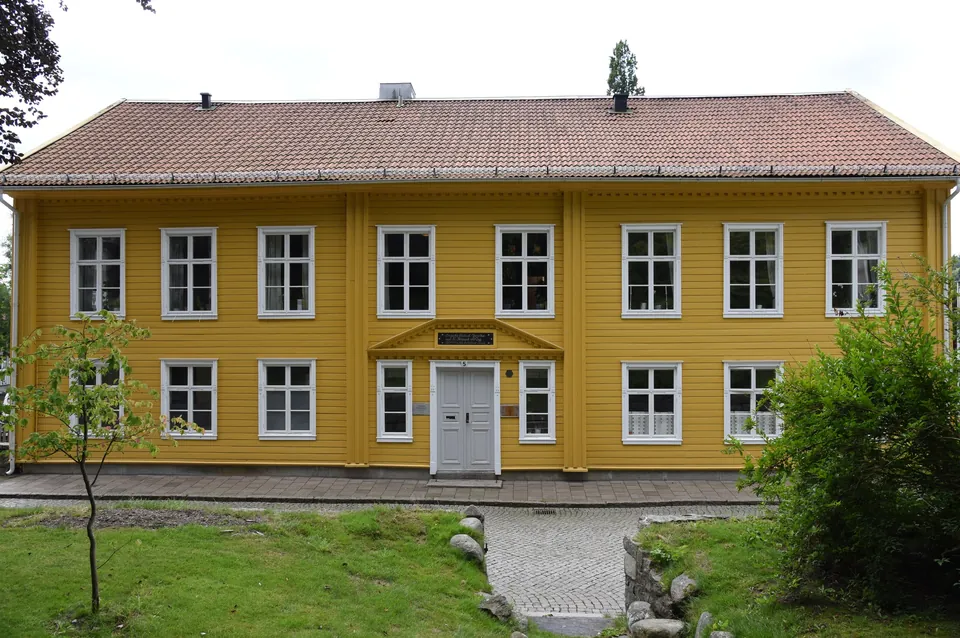 Zetterlöfska huset, ett gult trähus i Kungälvs gamla stad